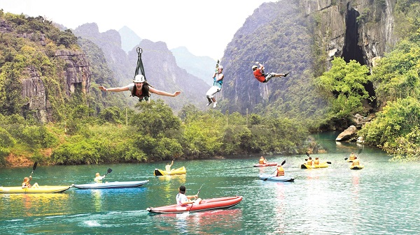 Đu d&acirc;y zipline mạo hiểm v&agrave; ch&egrave;o thuyền kayak tại s&ocirc;ng Ch&agrave;y hang Tối lu&ocirc;n hấp dẫn du kh&aacute;ch khi đến với Quảng B&igrave;nh