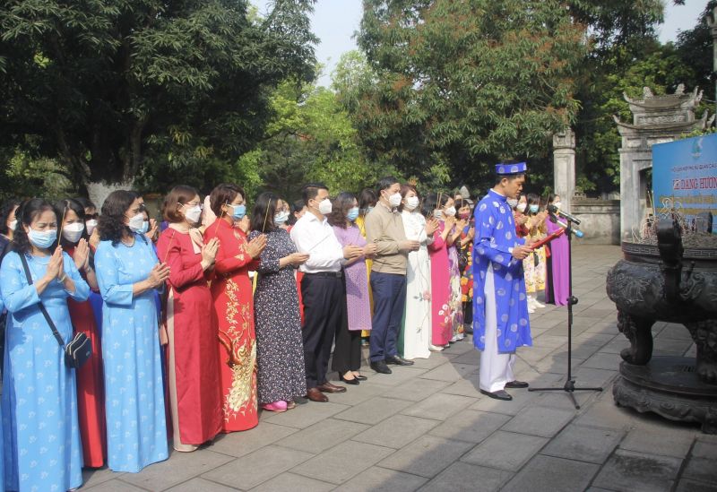 C&aacute;c đồng ch&iacute; l&atilde;nh đạo v&agrave; th&agrave;nh vi&ecirc;n trong đo&agrave;n l&agrave;m lễ d&acirc;ng hương tại đền thờ Hai B&agrave; Trưng
