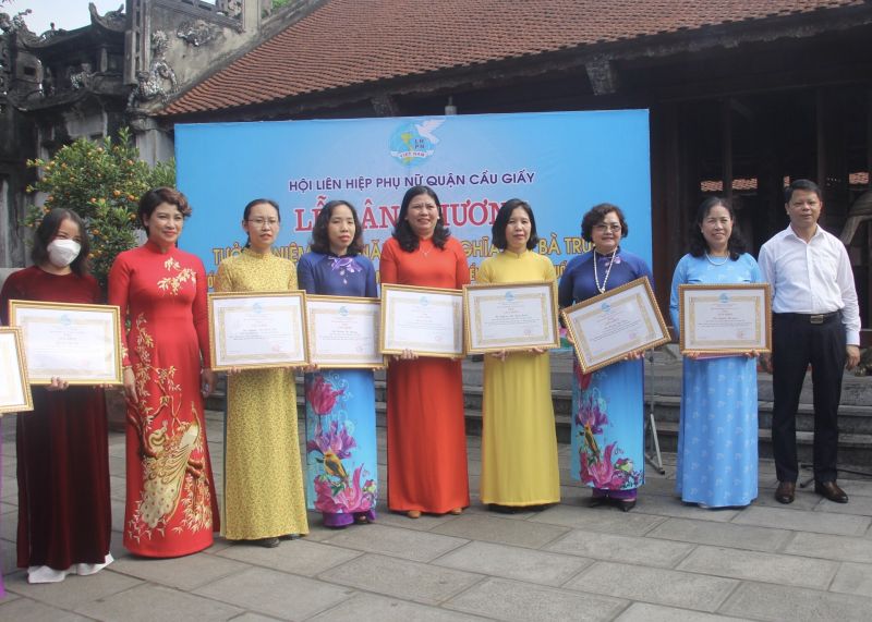 Nhiều c&aacute; nh&acirc;n v&agrave; tập thể c&oacute; th&agrave;nh t&iacute;ch xuất sắc trong đợt thi đua cao điểm được  khen thưởng tại lễ d&acirc;ng hương