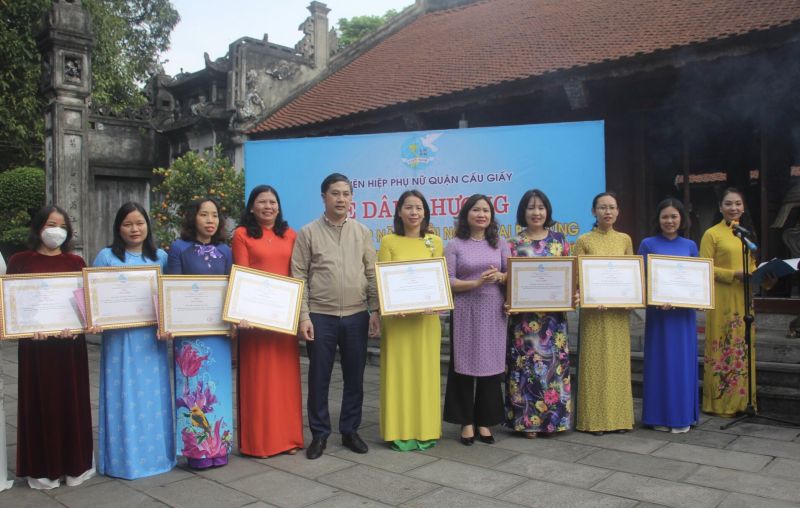C&aacute;c đồng ch&iacute; l&atilde;nh đạo Quận uỷ tặng bằng khen cho c&aacute;c tập thể