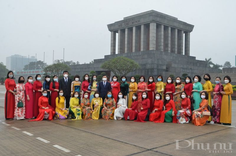 H&igrave;nh ảnh lưu niệm của đo&agrave;n trước lăng B&aacute;c