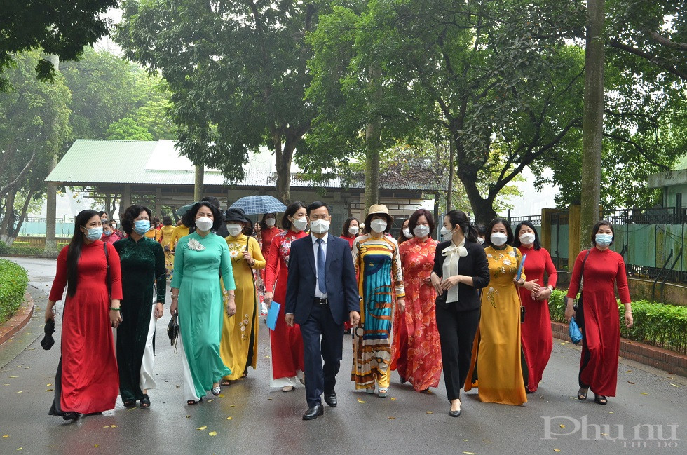 Đo&agrave;n đại biểu v&agrave;o Khu di t&iacute;ch Phủ Chủ tịch để tham quan