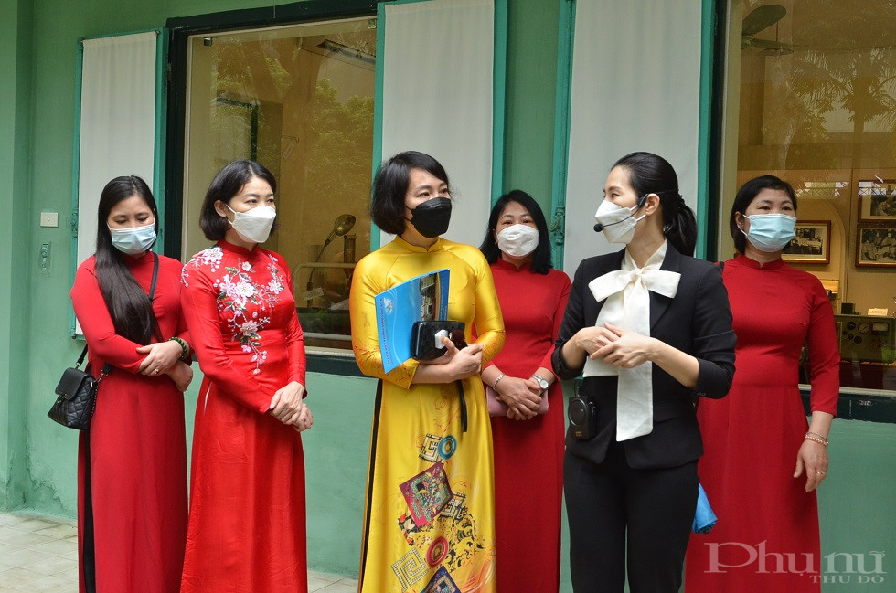 Tại Khu di t&iacute;ch Phủ Chủ tịch, đo&agrave;n được nghe kể về nơi sống v&agrave; l&agrave;m việc l&acirc;u nhất trong cuộc đời hoạt động c&aacute;ch mạng của Chủ tịch Hồ Ch&iacute; Minh