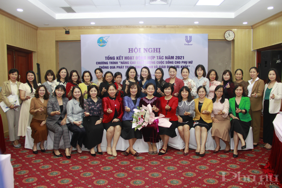 Các đại biểu tham dự Hội nghị chụp ảnh lưu niệm. Các đại biểu tham dự Hội nghị chụp ảnh lưu niệm.