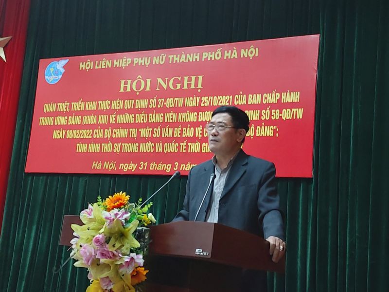 Đồng ch&iacute; Nguyễn Qu&aacute;n Ph&uacute;, chuy&ecirc;n vi&ecirc;n cao cấp, Nguy&ecirc;n Trưởng Ph&ograve;ng B&aacute;o c&aacute;o vi&ecirc;n Ban Tuy&ecirc;n gi&aacute;o Trung ương Đảng  b&aacute;o c&aacute;o tại Hội nghị