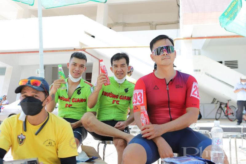 Nước tăng lực Number 1 Chanh & Dâu tiếp sức các tay đua