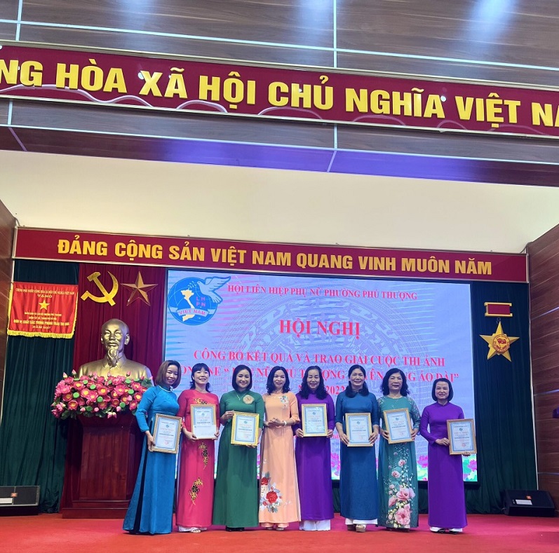 Đồng chí Đỗ Phương Lân - Ủy viên Ban Thường vụ Quận Hội trao giải Nhì cho các thí sinh