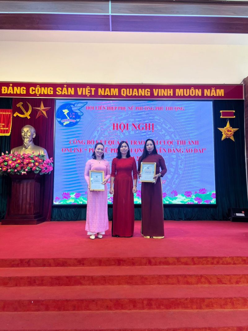 Đồng chí Nguyễn Thị Đảo – Phó Bí thư Đảng ủy phường Phú Thượng,  trao giải Nhất cho các tập thể và cá nhân