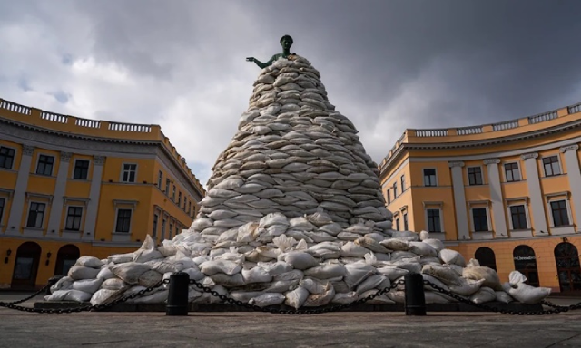 Hàng trăm bao cát được đặt xung quanh tượng Công tước Richelieu ở thành phố Odessa, Ukraina.