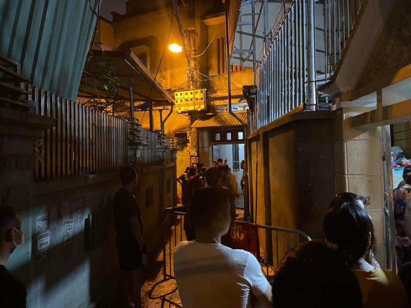 Đến 19 giờ 20 phút, đám cháy đã được khống chế, không để ngọn lửa cháy lan sang các công trình và nhà dân lân cận