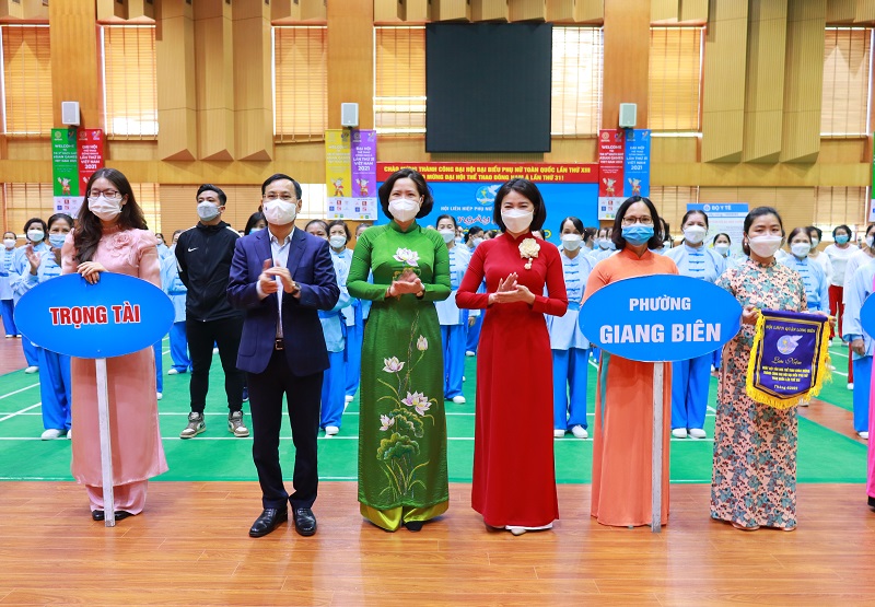 (Từ trái qua: Đồng chí Ngô Mạnh Điềm, Phó Bí thư Thường trực quận ủy Long Biên; đồng chí Lê Kim Anh, Ủy viên Đoàn Chủ tịch Trung ương Hội LHPN Việt Nam, Chủ tịch Hội LHPN Hà Nội; đồng chí Đào Thu Hải, Quận ủy viên, Chủ tịch Hội LHPN quận  Long Biên chụp ảnh cùng các đội tuyển