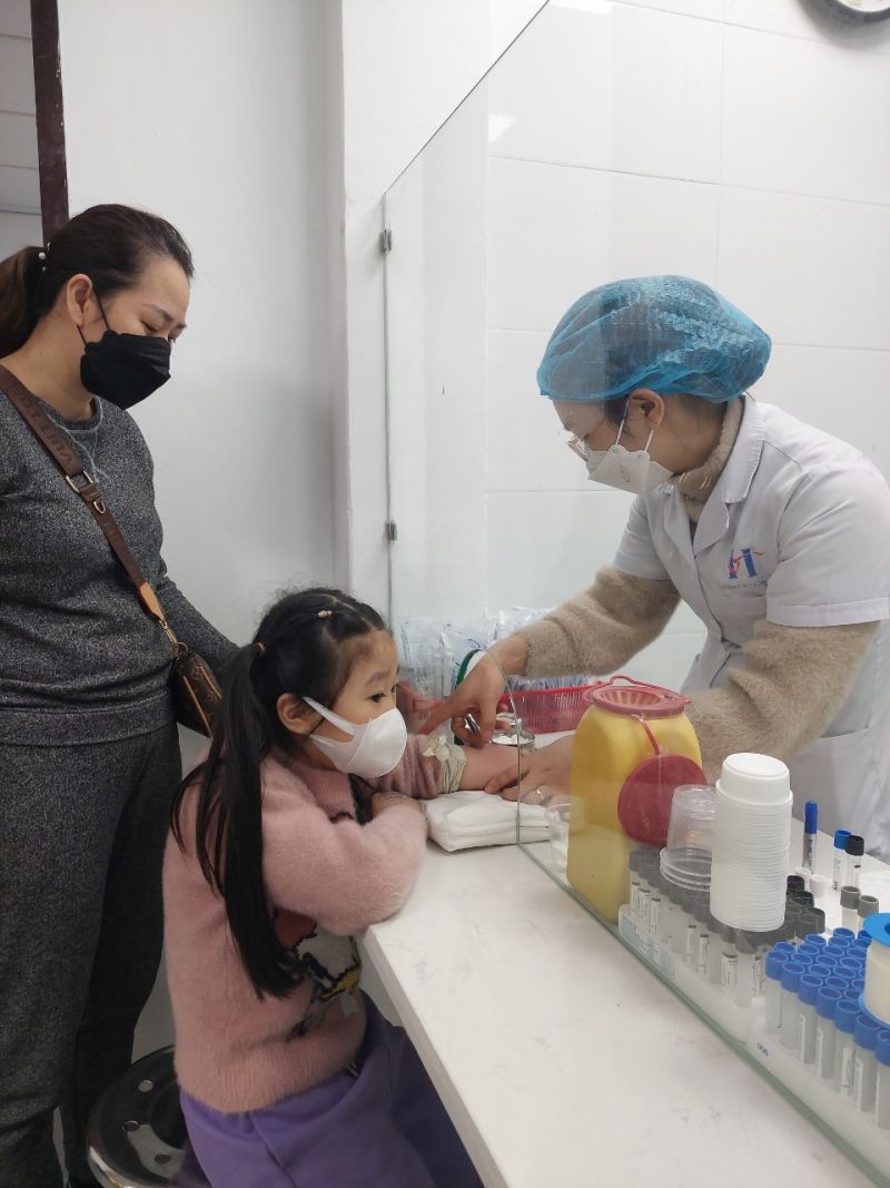 Các bác sĩ thăm, khám sức khỏe tận tình cho các cháu nhỏ từng mắc Covid-19 Các bác sĩ thăm, khám sức khỏe tận tình cho các cháu nhỏ từng mắc Covid-19