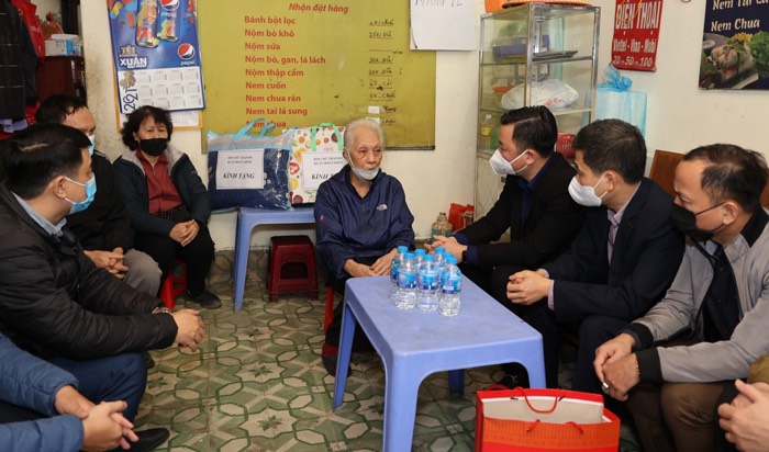 Lãnh đạo quận Hoàn Kiếm thăm hỏi gia đình bị cháy