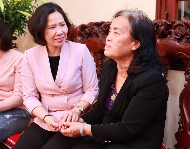 Cái nắm tay thật chặt giữa đồng chí Lê Kim Anh, Chủ tịch Hội LHPN Hà Nội và cô Vũ Thị Toán, Chi hội trưởng Chi hội Phụ nữ tổ dân phố số 7, phường Giang Biên, quận Long Biên