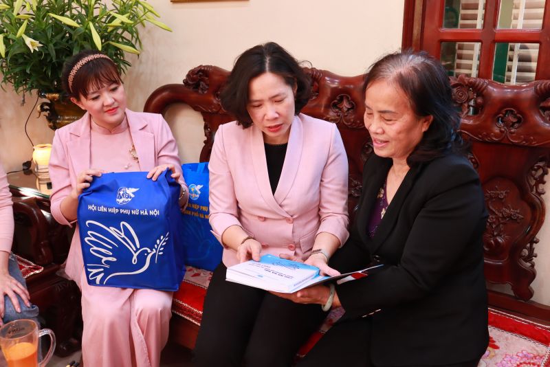 Đồng chí Lê Kim Anh trân trọng tặng cô Vũ Thị Toán cuốn sách “Phụ nữ Hà Nội trong sự nghiệp xây dựng và phát triển Thủ đô” do Hội LHPN Hà Nội vừa biên soạn, phát hành