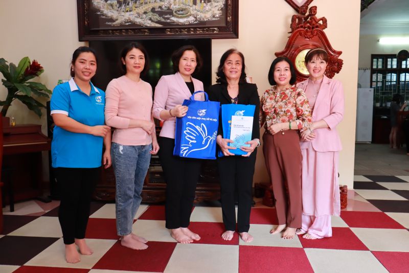 Đồng chí Lê Kim Anh, Chủ tịch Hội LHPN Hà Nội cùng đại diện lãnh đạo Hội LHPN quận Long Biên, Hội LHPN phường Giang Biên tặng quà kỷ niệm, cảm ơn đóng góp của cô Vũ Thị Toán cho phong trào, hoạt động Hội Phụ nữ