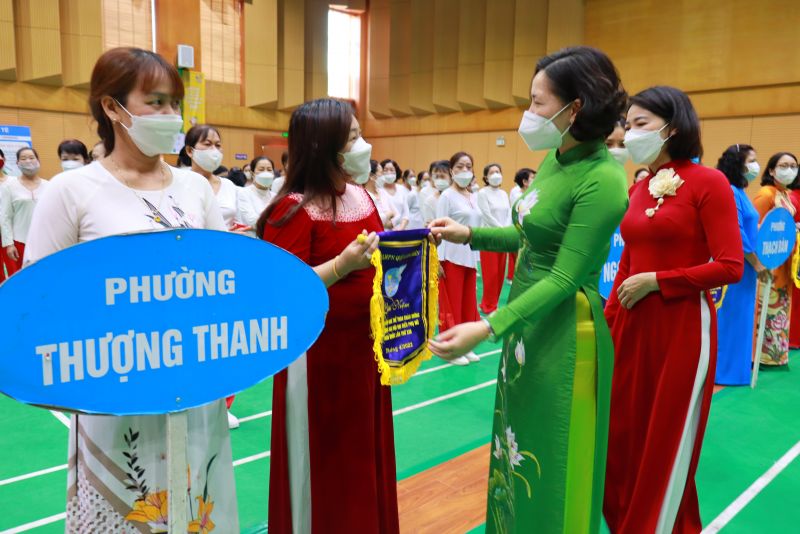 đồng chí Lê Kim Anh, Ủy viên Đoàn Chủ tịch Trung ương Hội LHPN Việt Nam, Chủ tịch Hội LHPN Hà Nội trao cờ lưu niệm cho các đội thi