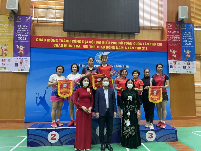 Ban Tổ chức trao giải cho các đội thi tại Ngày hội