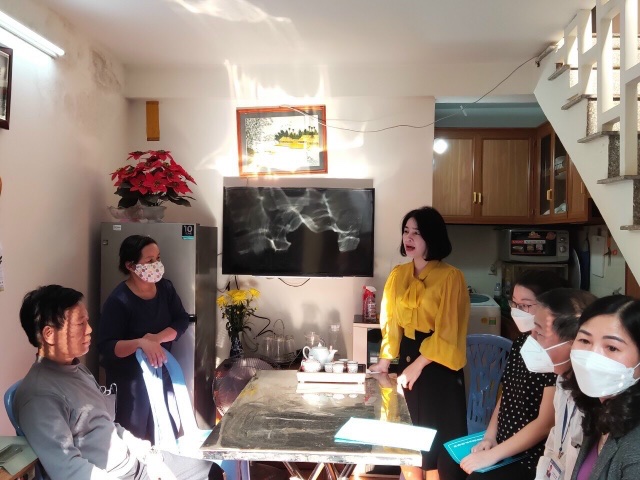 Chủ tịch Hội LHPN quận Hoàng Mai Nguyễn Lệ Hằng gửi lời chúc và mong cuộc sống chị Phùng sẽ dần ổn định, bớt khó khăn.