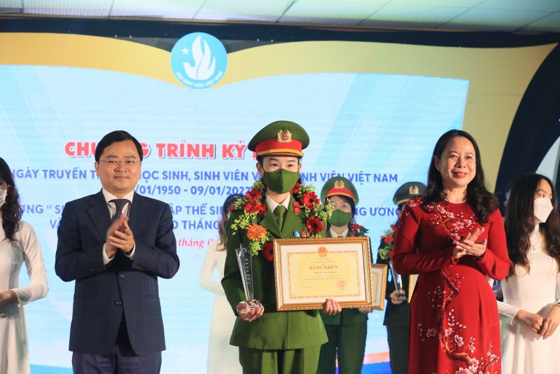 Phó Chủ tịch nước Võ Thị Ánh Xuân và Bí thư thứ Nhất T.Ư Đoàn Nguyễn Anh Tuấn trao danh hiệu “Sinh viên 5 tốt” cấp T.Ư năm 2021 cho nữ sinh Hoàng Thị Linh Chi tại lễ tuyên dương ngày 5/1/2022.