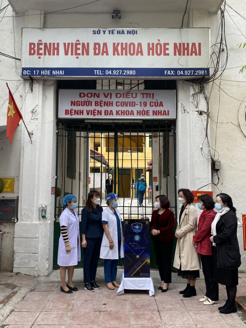 Phó Chủ tịch Hội LHPN Hà Nội Lê Thị Thiên Hương và lãnh đạo Hội LHPN quận Ba Đình thăm, tặng quà cán bộ, y bác sĩ tại đơn vị điều trị người bệnh Covid-19, bệnh viện đa khoa Hòe Nhai. 	Ảnh: LH Phó Chủ tịch Hội LHPN Hà Nội Lê Thị Thiên Hương và lãnh đạo Hội LHPN quận Ba Đình thăm, tặng quà cán bộ, y bác sĩ tại đơn vị điều trị người bệnh Covid-19, bệnh viện đa khoa Hòe Nhai. 	Ảnh: LH