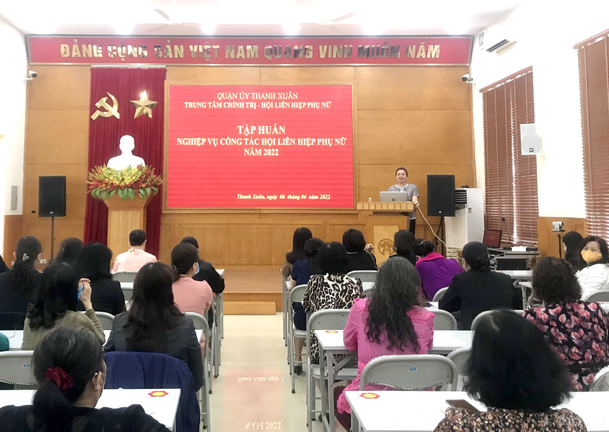 Đồng chí Trịnh Thị Hồng Thuỷ, Chủ tịch Hội LHPN quận Thanh Xuân phát biểu tại buổi tập huấn Đồng chí Trịnh Thị Hồng Thuỷ, Chủ tịch Hội LHPN quận Thanh Xuân phát biểu tại buổi tập huấn