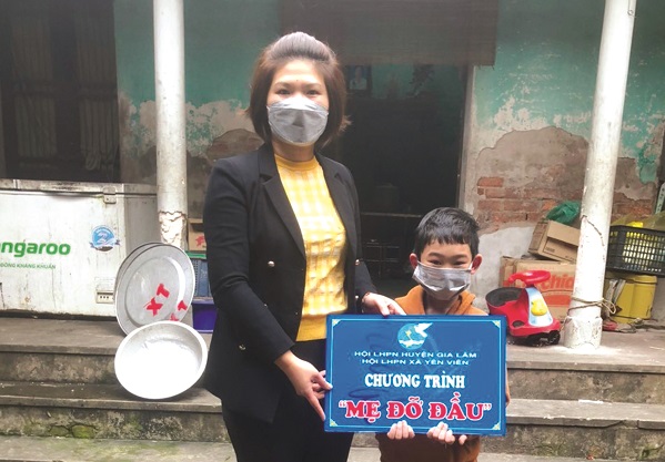 Hội LHPN xã Yên Viên, huyện Gia Lâm tặng quà cho trẻ em mồ môi năm 2022