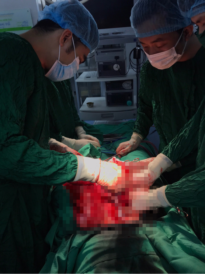 Kíp mổ thực hiện tách u xơ tử cung cho chị H Kíp mổ thực hiện tách u xơ tử cung cho chị H