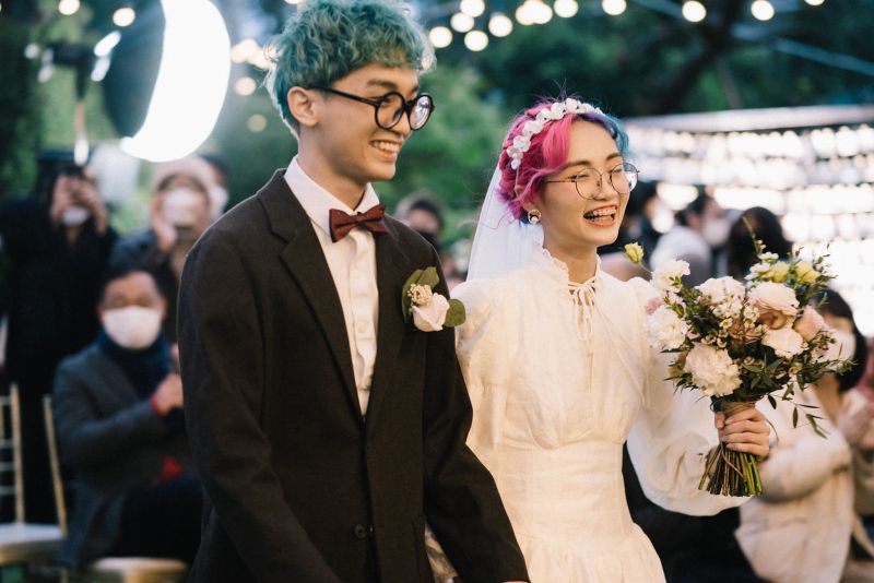 C&ocirc; d&acirc;u Thanh Hảo v&agrave; ch&uacute; rể Đức Việt diện trang phục đơn giản nhưng rất lịch sự, đẹp mắt trong lễ cưới