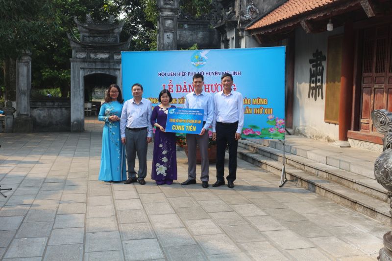 Hội LHPN huyện Mê Linh cung tiến tại Đền thờ Hai Bà Trưng Hội LHPN huyện Mê Linh cung tiến tại Đền thờ Hai Bà Trưng