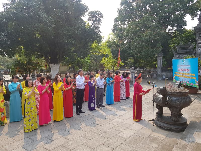 Đoàn đã làm lễ dâng hương, báo công với anh linh Hai Bà Trưng Đoàn đã làm lễ dâng hương, báo công với anh linh Hai Bà Trưng