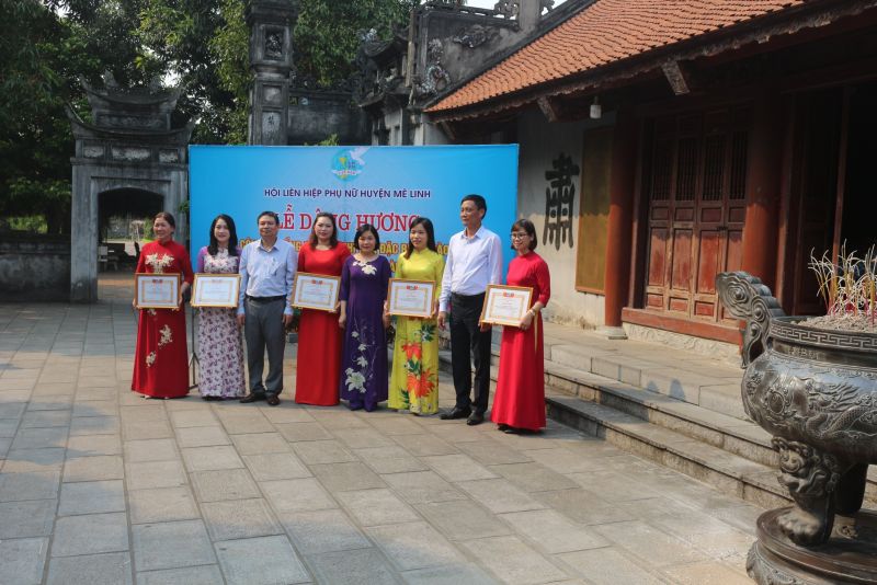 Hội LHPN huyện khen thưởng các cá nhân đã có thành tích xuất sắc trong đợt thi đua đặc biệt. Hội LHPN huyện khen thưởng các cá nhân đã có thành tích xuất sắc trong đợt thi đua đặc biệt.