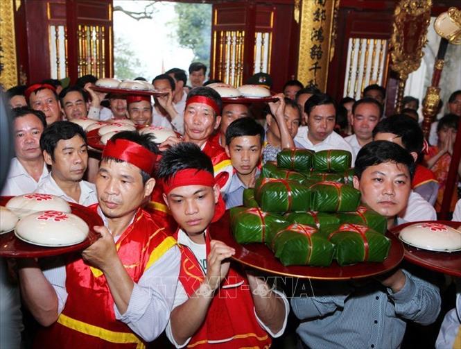 Dâng bánh chưng của huyện Cẩm Khê (Phú Thọ) và bánh giầy của tỉnh Hải Dương lên các Vua Hùng trong Lễ giỗ Tổ Hùng Vương - Lễ hội Đền Hùng năm 2014, tại Khu Di tích lịch sử Quốc gia đặc biệt Đền Hùng (Phú Thọ). Ảnh: Quý Trung/TTXVN