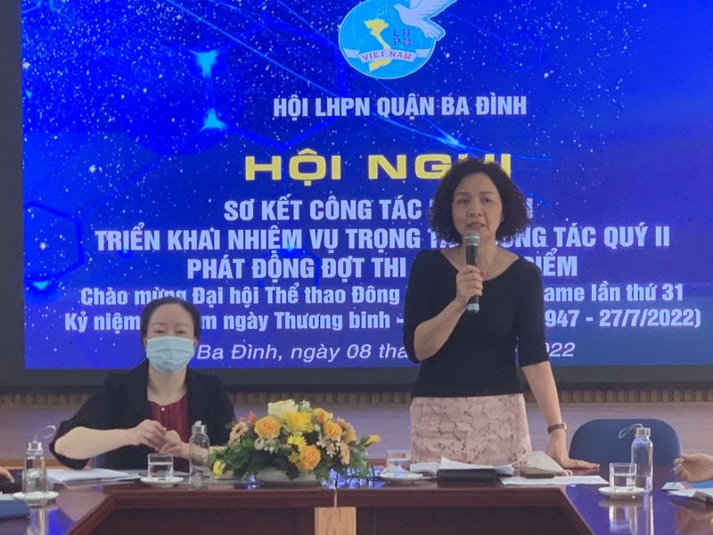 Đồng ch&iacute; Đinh Thị Phương Li&ecirc;n, Quận ủy vi&ecirc;n, Chủ tịch Hội LHPN quận Ba Đ&igrave;nh  ph&aacute;t biểu tại Hội nghị