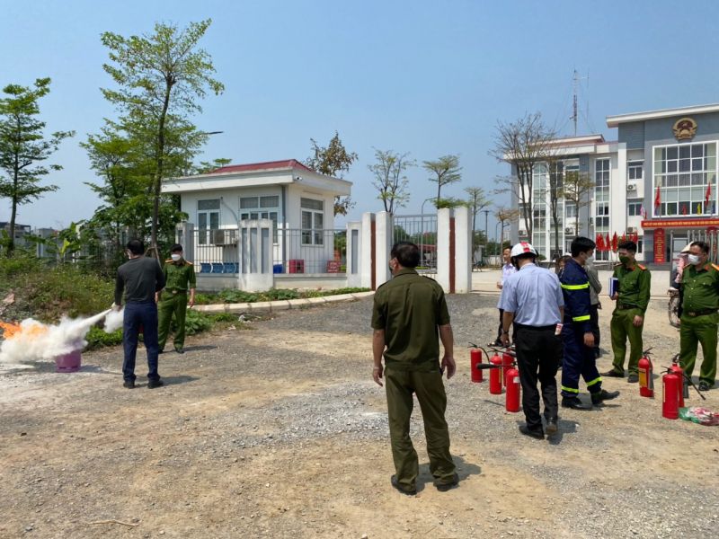 Người dân xã Tam Hiệp thực hành cứu hỏa cháy nổ bình gas Người dân xã Tam Hiệp thực hành cứu hỏa cháy nổ bình gas