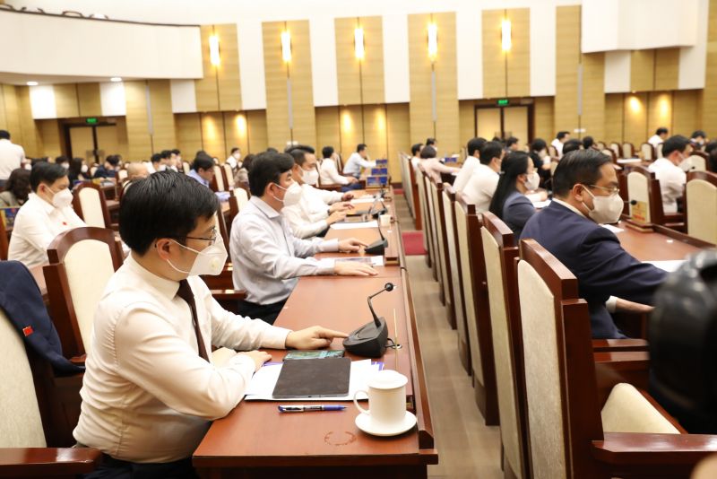 Các đại biểu HĐND bấm nút thông qua Nghị quyết