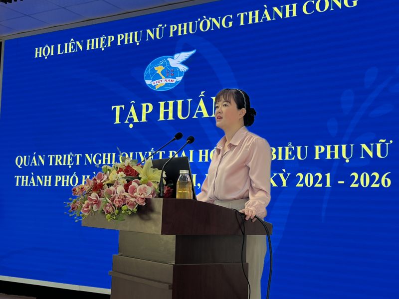 đồng ch&iacute; Ho&agrave;ng Thu Hồng, Ủy vi&ecirc;n Thường vụ, Trưởng ban Tuy&ecirc;n gi&aacute;o Hội LHPN H&agrave; Nội giới thiệu tổng quan Nghị quyết Đại hội đại biểu phụ nữ th&agrave;nh phố lần thứ XVI