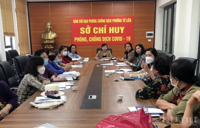 Hội LHPN quận Tây Hồ kiểm tra hoạt động vay vốn tại cơ sở.