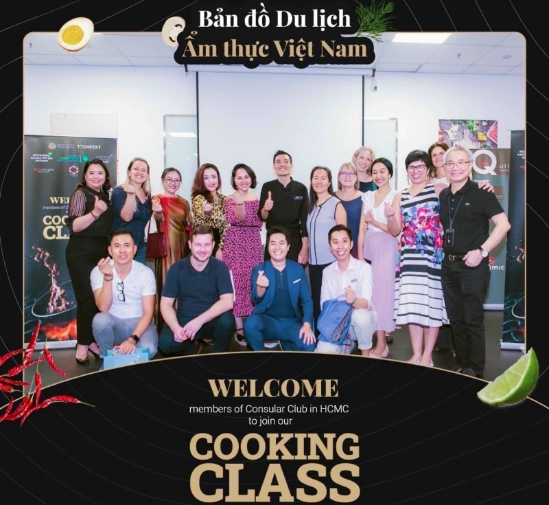 CEO Nậm Trà (hàng 2, thứ 4 từ trái qua) trong một sự kiện về ẩm thực Việt Nam tại TP Hồ Chí Minh. (Ảnh: NVCC)