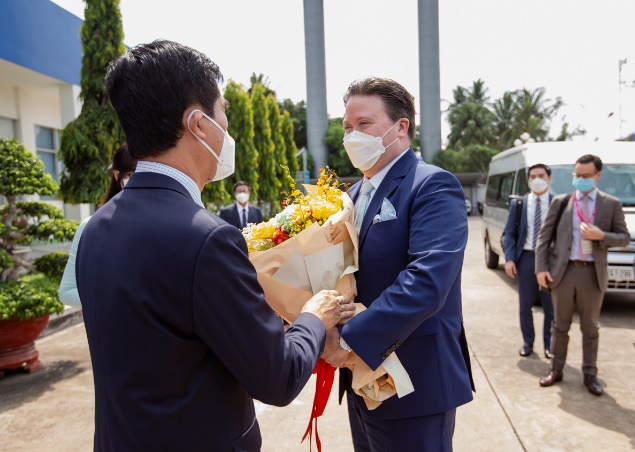Đại diện Vinamilk tiếp đón Tân Đại sứ Marc Evans Knapper và đoàn công tác Đại sứ quán Hoa Kỳ Đại diện Vinamilk tiếp đón Tân Đại sứ Marc Evans Knapper và đoàn công tác Đại sứ quán Hoa Kỳ