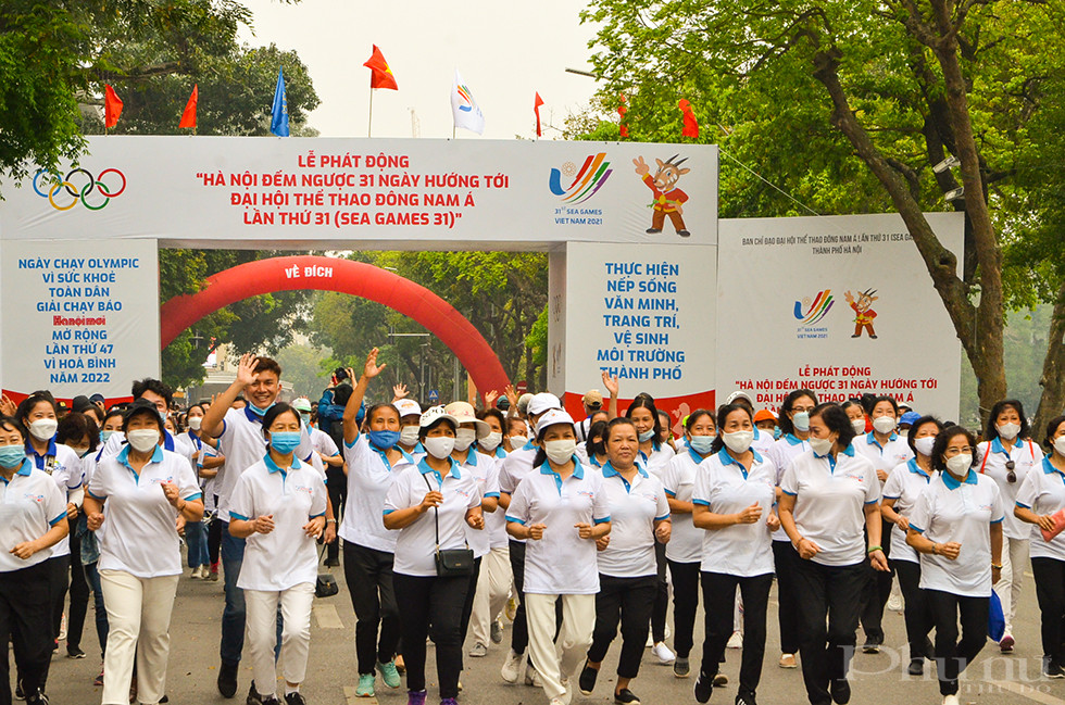 Các cán bộ, nghệ sĩ, diễn viên, người dân tham gia chạy hưởng ứng tại buổi lễ