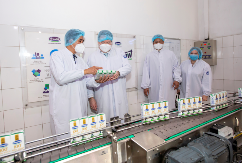 Ông Nguyễn Quốc Khánh – Giám đốc Điều hành Vinamilk giới thiệu đến Đại sứ và Đoàn công tác về hệ thống dây chuyền và các sản phẩm của Vinamilk Ông Nguyễn Quốc Khánh – Giám đốc Điều hành Vinamilk giới thiệu đến Đại sứ và Đoàn công tác về hệ thống dây chuyền và các sản phẩm của Vinamilk