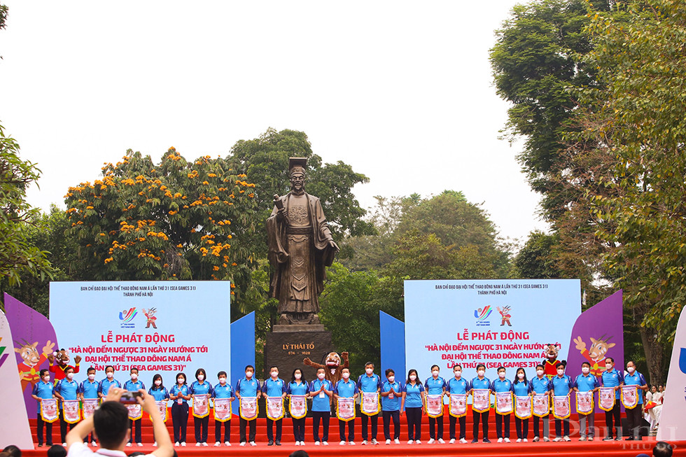 Đại diện lãnh đạo thành phố trao cờ lưu niệm cho các đơn vị tham gia buổi lễ phát động
