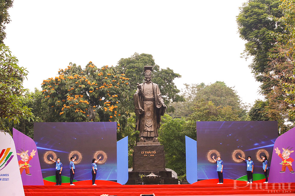 Các đại biểu cùng nhau thực hiện nghi thức đếm ngược 31 ngày hướng tới SEA Games 31