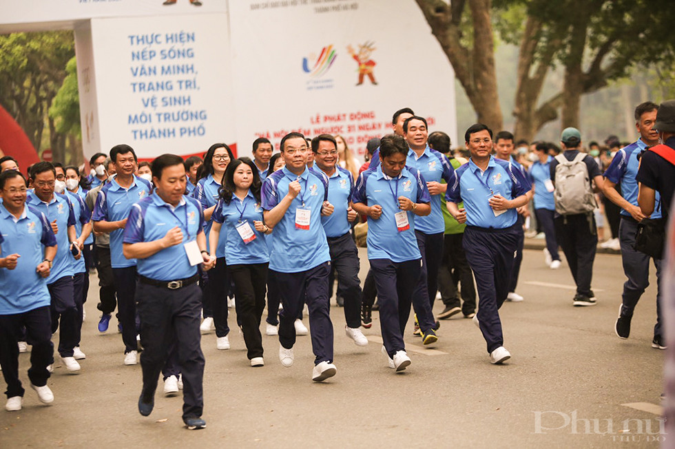 Các đại biểu tham gia chạy hưởng ứng chương trình