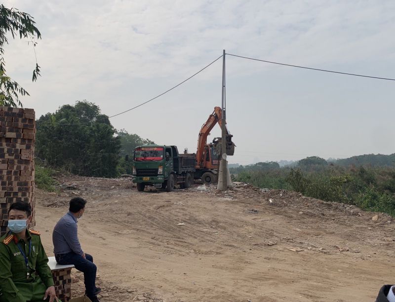 Phường Y&ecirc;n Phụ, quận T&acirc;y Hồ thu gom, xử l&yacute; phế thải tại khu đất gi&aacute;p danh