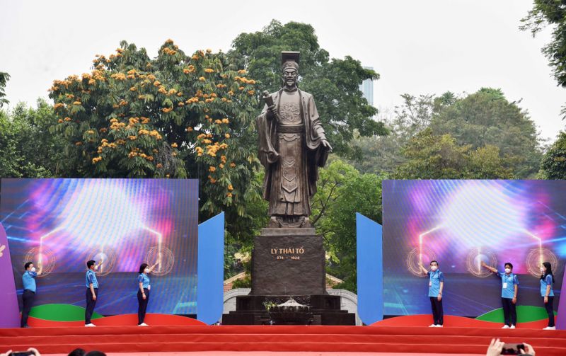 Các đồng chí lãnh đạo Trung ương và thành phố Hà Nội thực hiện nghi lễ đếm ngượcẢnh: TTXVN Các đồng chí lãnh đạo Trung ương và thành phố Hà Nội thực hiện nghi lễ đếm ngượcẢnh: TTXVN