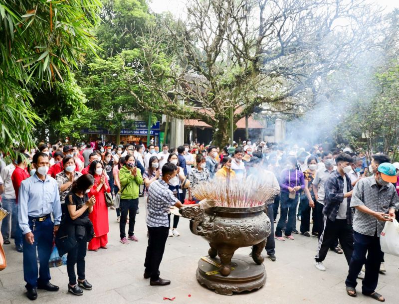 Người dân nô nức đổ về Đền Hùng dâng hương nhân ngày Giỗ Tổ Hùng Vương 2022Ảnh: Trà My