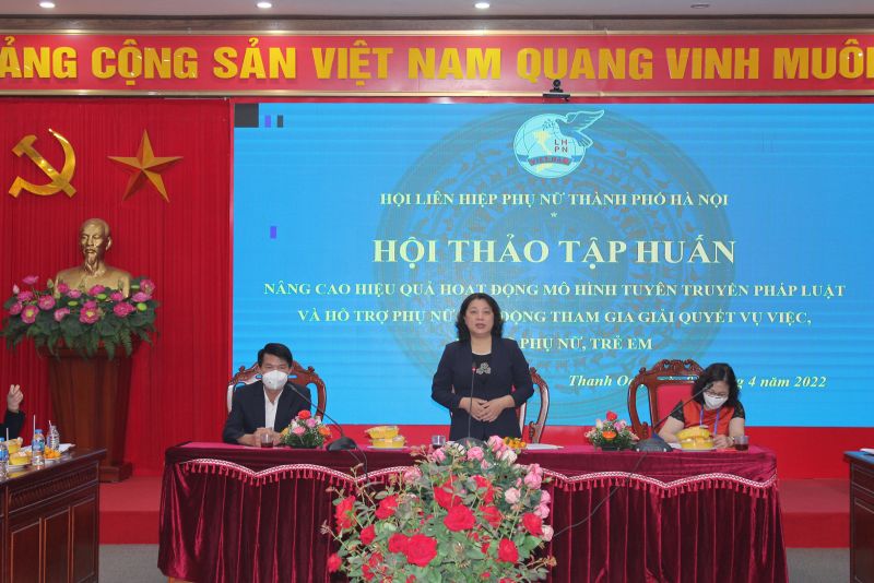 Đồng chí Nguyễn Thị Thu Thủy, UV BCH TƯ Hội LHPN Việt Nam, Phó Chủ tịch Thường trực Hội LHPN Hà Nội phát biểu chỉ đạo hội nghị