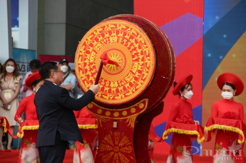 Đồng chí Nguyễn Trọng Nghĩa đánh trống khai mạc Hội báo toàn quốc 2022.